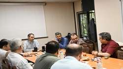 جلسه هماهنگی برای ارتقاء خدمات رفاهی و آموزشی در مجتمع بیمارستانی امام خمینی (ره) برگزار شد
