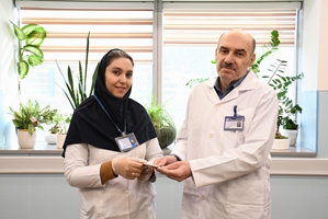 تقدیر از زهره دشتی  به عنوان کارشناس مسئول نمونه دی ماه آزمایشگاه مجتمع بیمارستانی امام خمینی(ره)