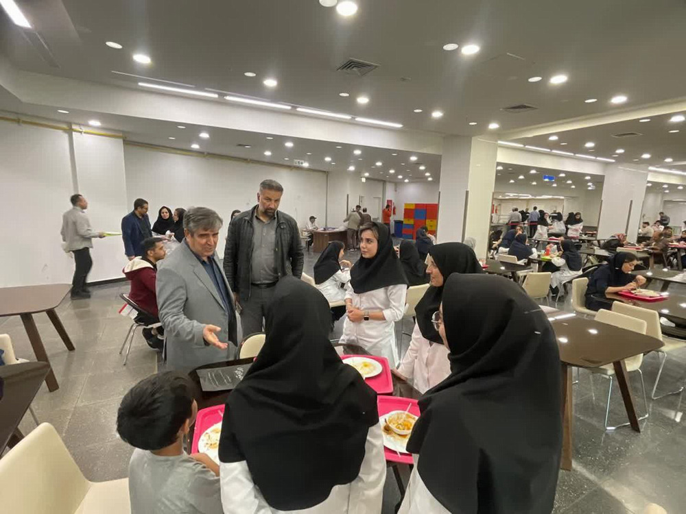 بازدید معاون پشتیبانی و مدیر حراست مجتمع بیمارستانی امام خمینی (ره) از روند اجرای نرم افزار جدید تغذیه و ارزیابی کیفیت غذای این مرکز