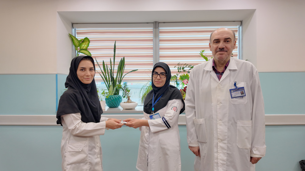 تقدیر از مریم بنفشه به عنوان کارشناس نمونه دی ماه آزمایشگاه اورژانس مجتمع بیمارستانی امام خمینی(ره) 