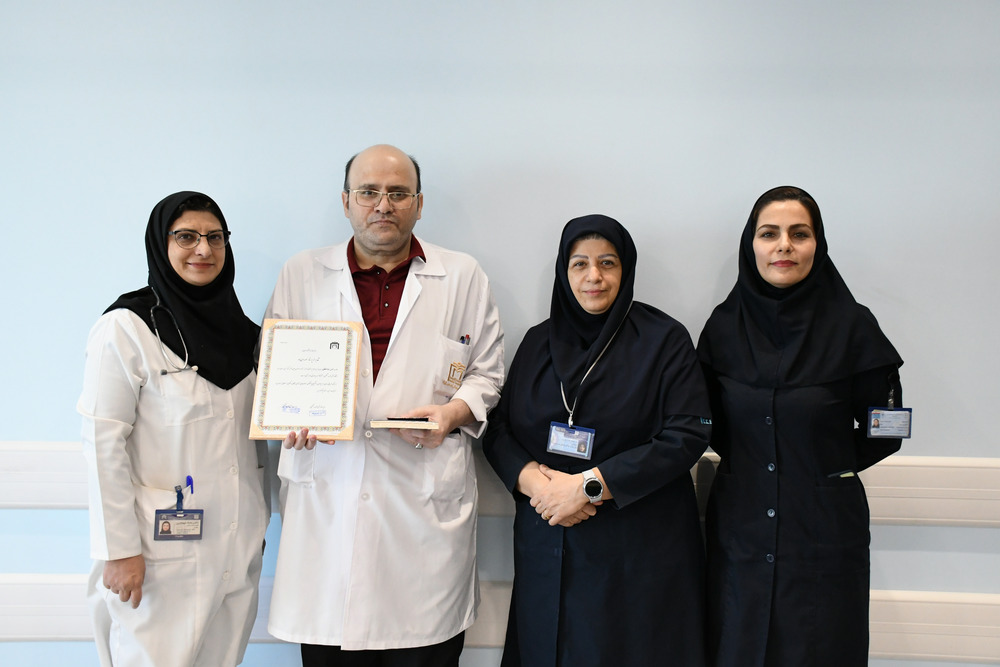 تقدیر از رضا اصقلانی پرستار بخش طب تسکینی مجتمع بیمارستانی امام خمینی(ره)